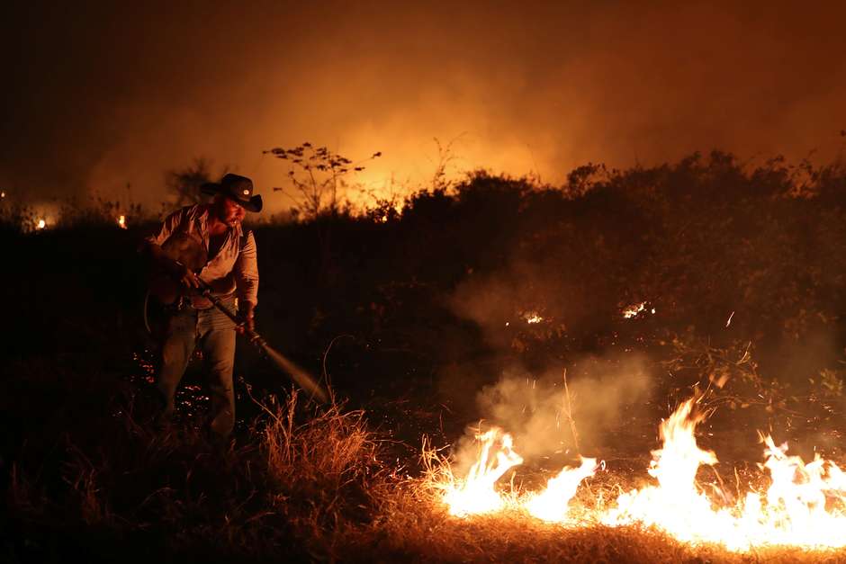 MT pede Força Nacional contra fogo no Pantanal