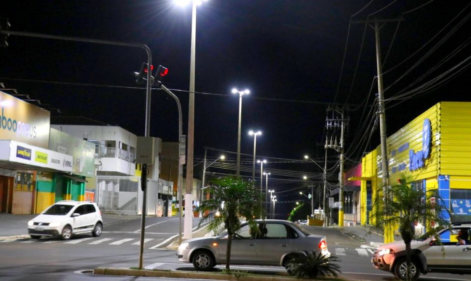 Avenida Nelson Severino Zambon está com nova iluminação