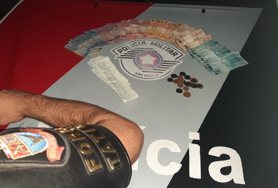 Dupla é flagrada com recibos e dinheiro de jogo do bicho