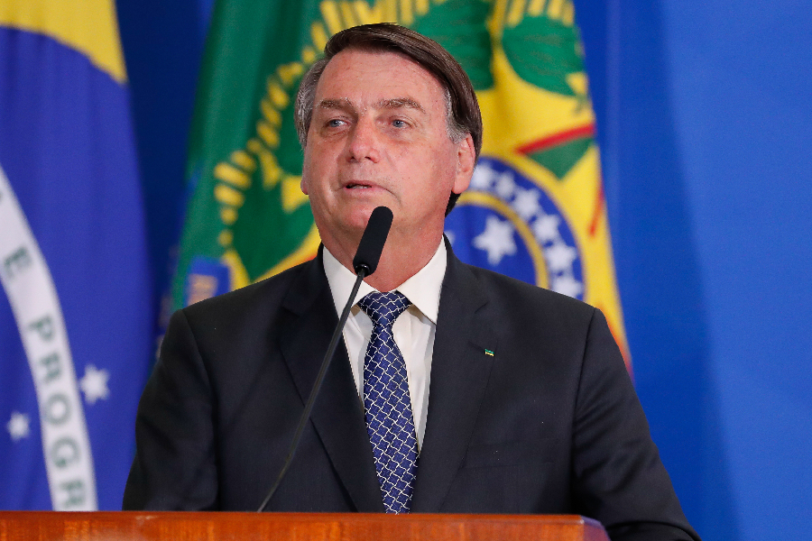 Bolsonaro veta parte de perdão triburário às igrejas