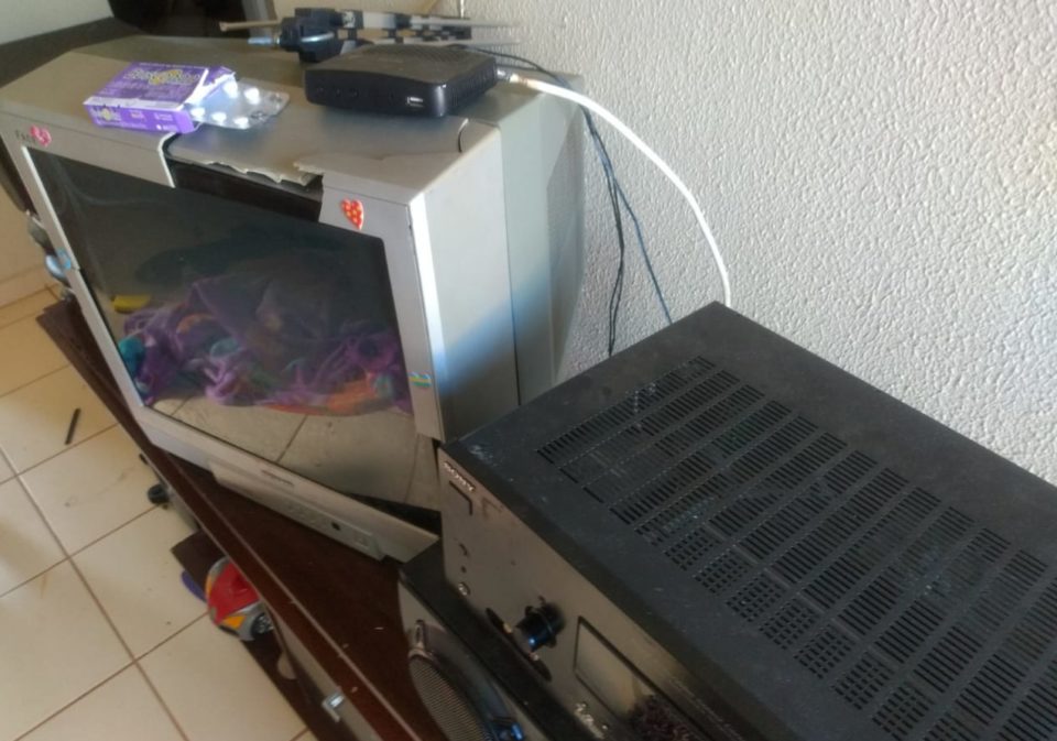 Homem dá socos, tapas e ameaça mulher de morte