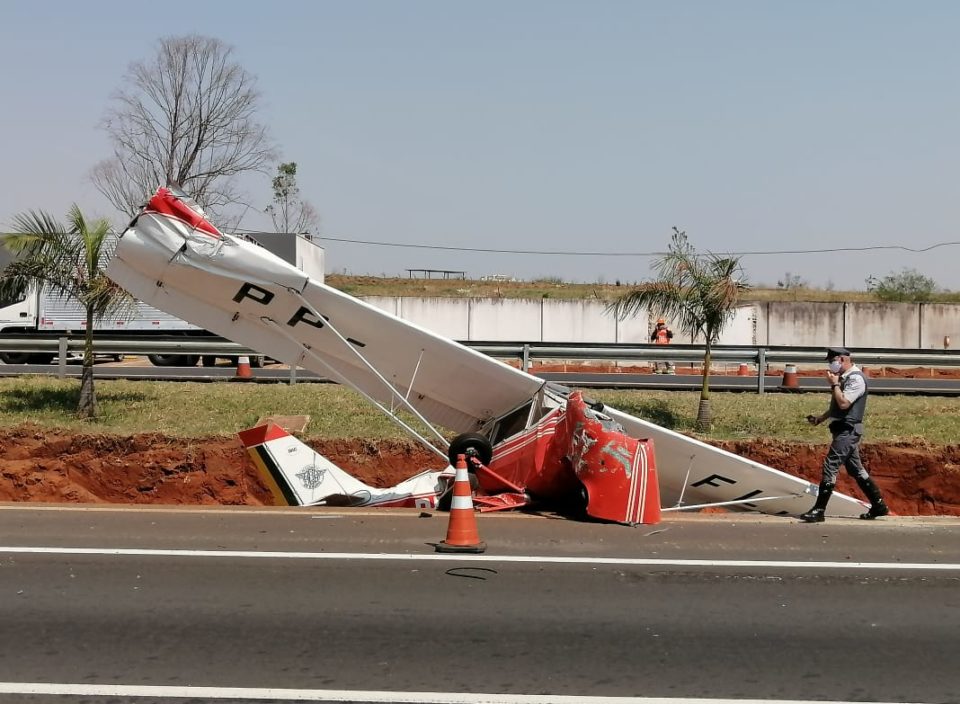 Avião de pequeno porte cai em rodovia da região