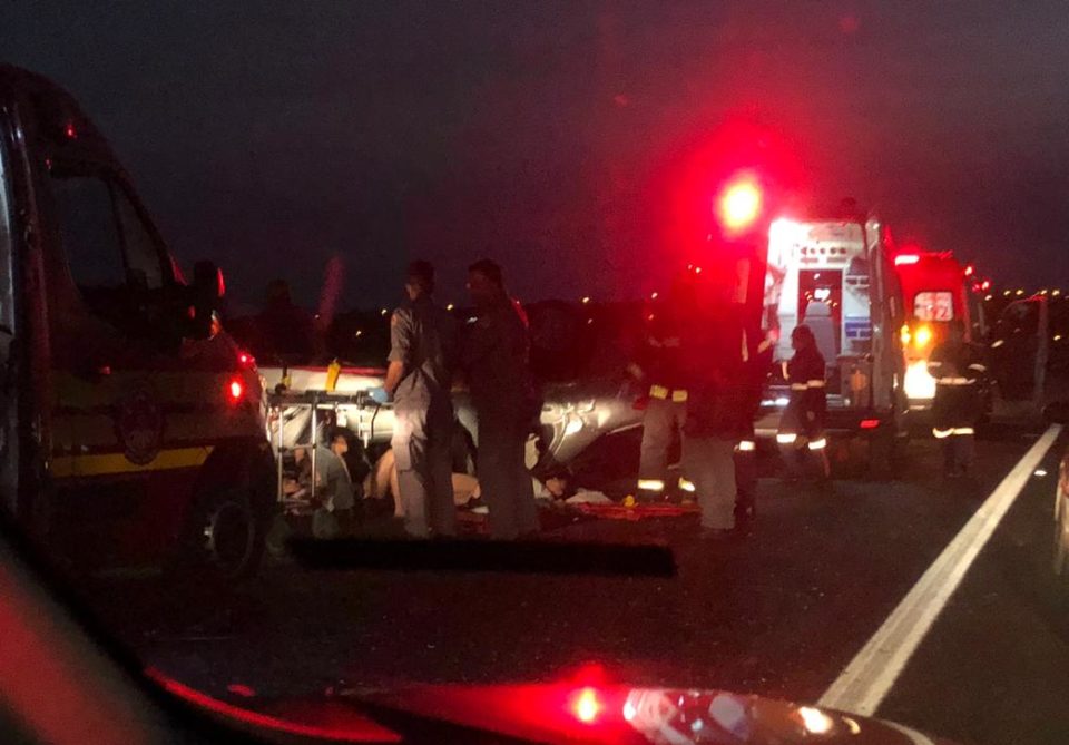 Capotamento deixa quatro pessoas feridas na SP-333