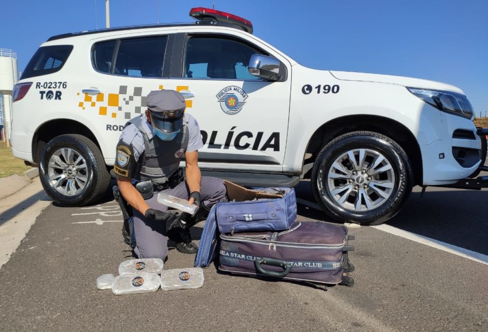 Adolescente é flagrado com skunk em ônibus na SP-333