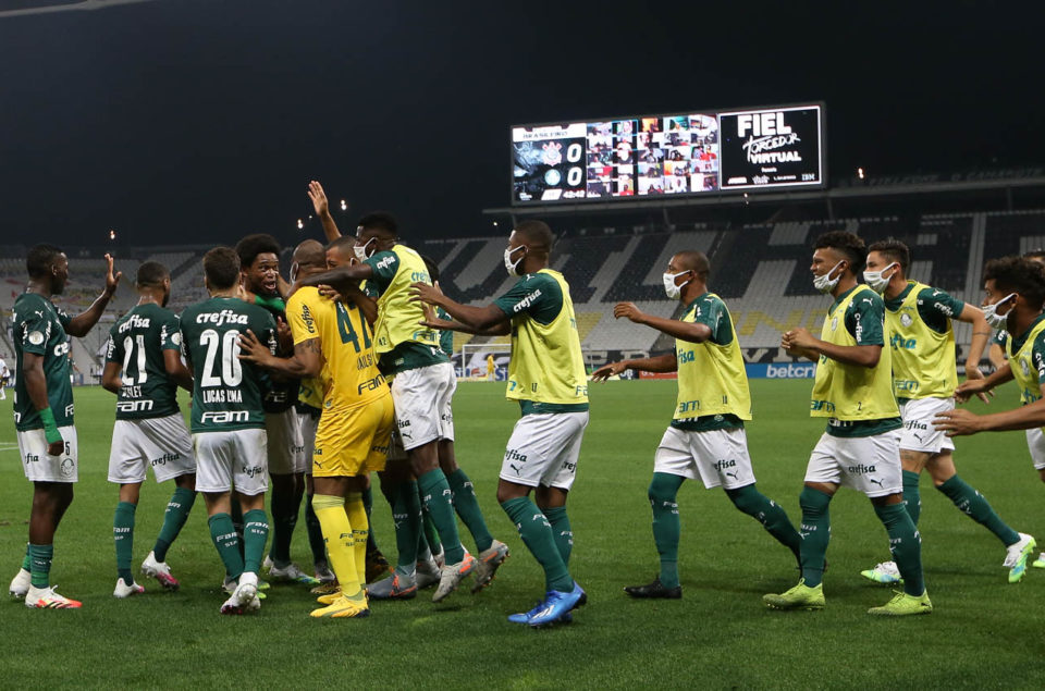 Palmeiras aproveita expulsão e vence o Corinthians
