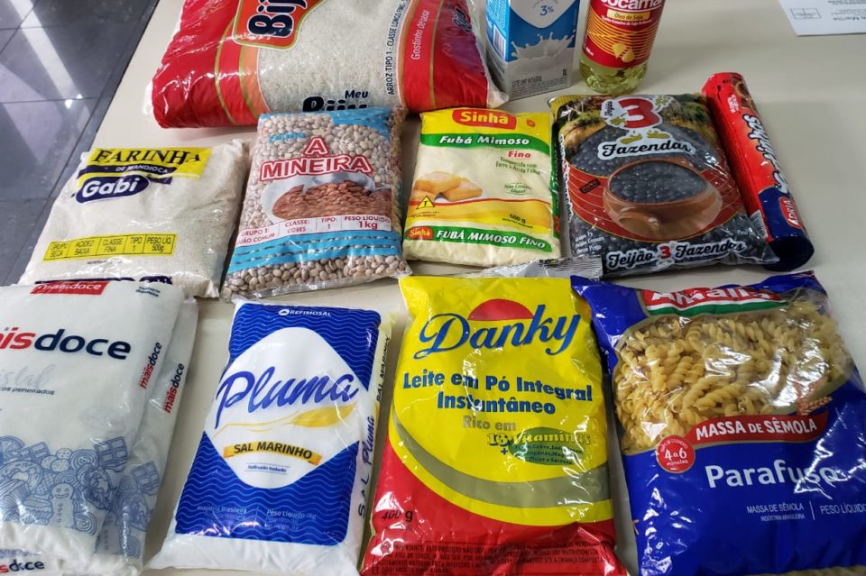 Prefeitura entrega kits de alimentos aos alunos