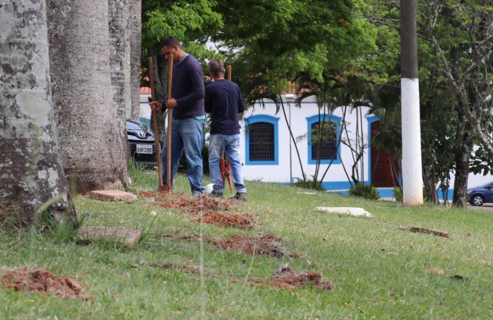 Prefeitura começa reforma da praça da igreja São Bento