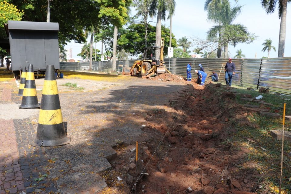 Prefeitura constrói bolsão de veículos em praça no Centro