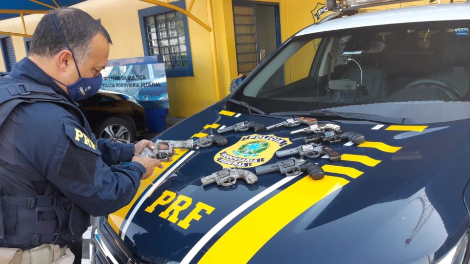 Casal é detido com nove armas em carro na BR-153 em Marília