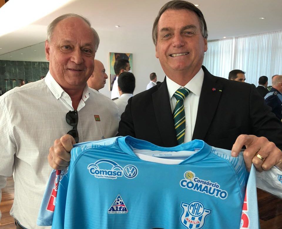 Mariliense presenteia Jair Bolsonaro com camiseta do MAC