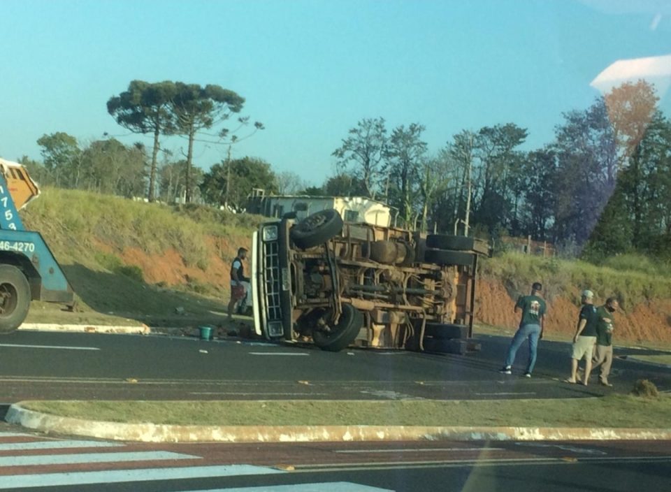 Caminhão com caçamba tomba na avenida Cascata