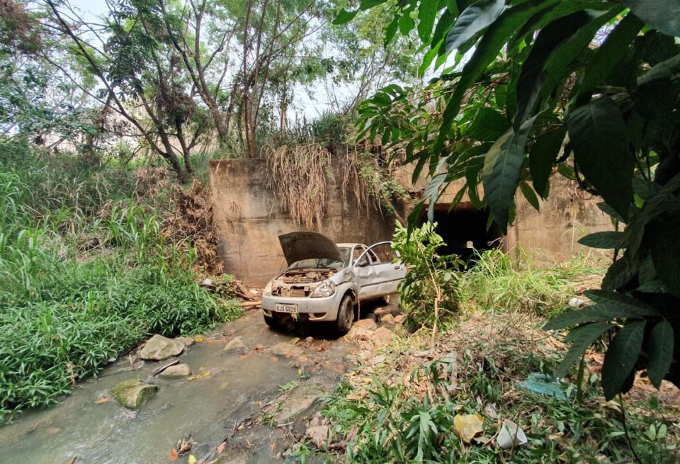 Carro que seguia pela Via Expressa cai em córrego na zona Sul