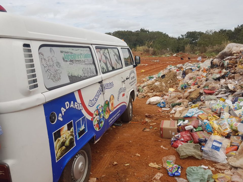 Prefeitura de Garça é flagrada jogando merenda de alunos no lixo