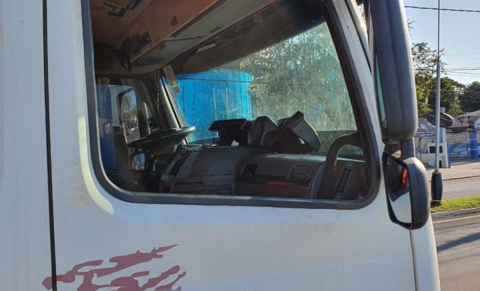 Criminosos roubam carga de leite em pó de carreta na região