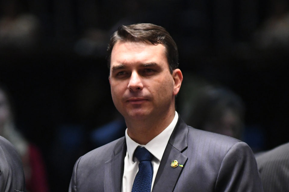 Flávio Bolsonaro afirma estar recuperado da covid-19