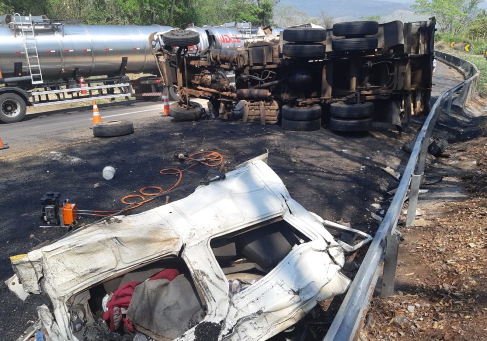 Motorista de caminhão morre após tombar na rodovia BR-153