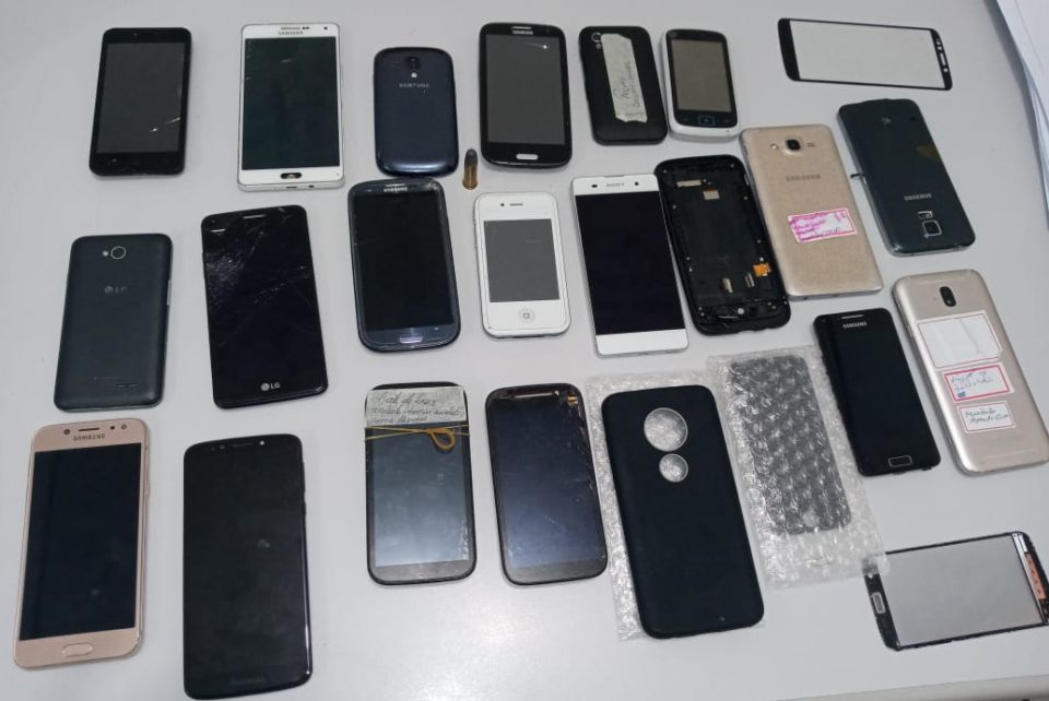 Homem é preso com celulares furtados de box do camelô