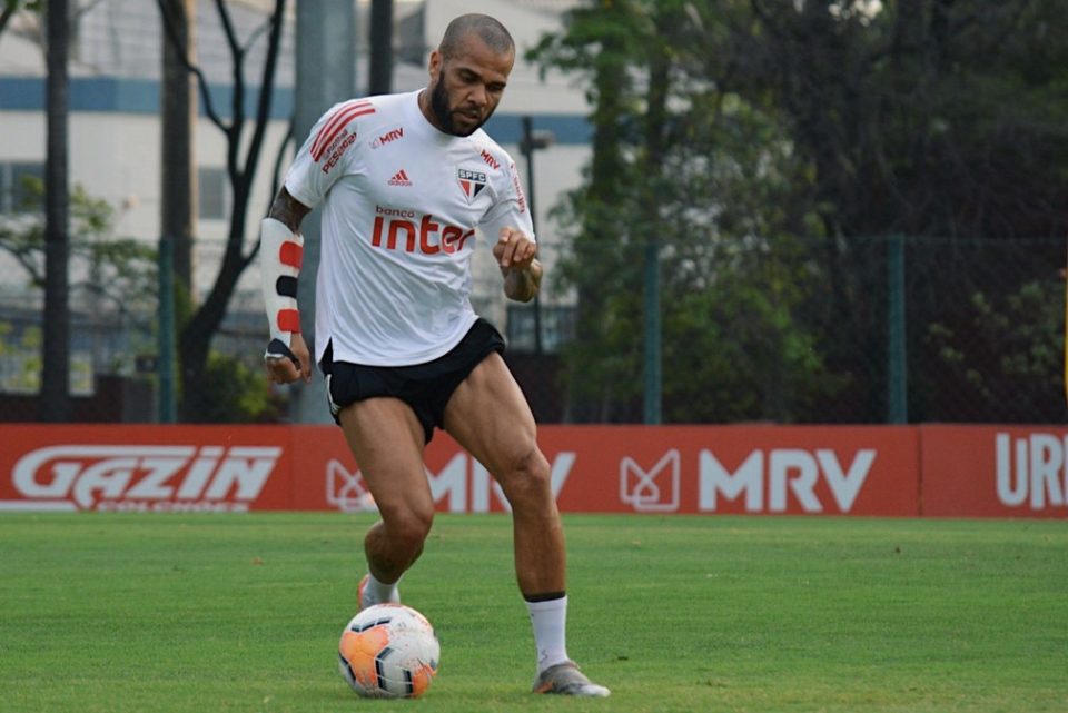 Daniel Alves não volta ao São Paulo diante da LDU