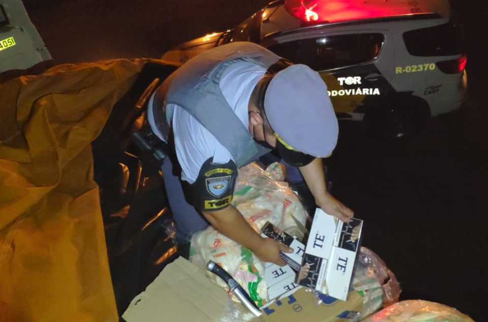 Polícia flagra caminhão carregado com cigarros sem nota fiscal