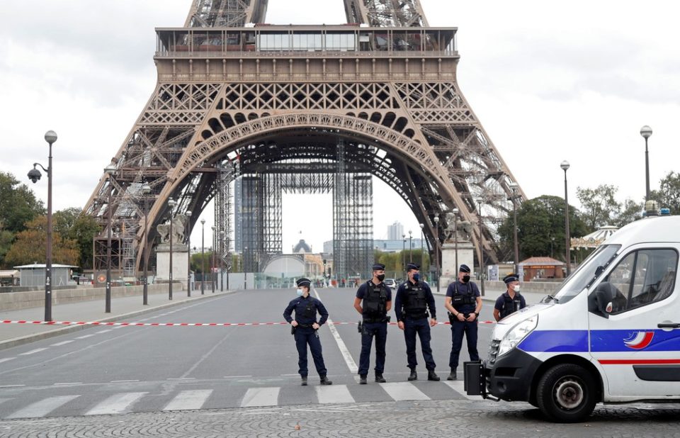 Torre Eiffel é evacuada em Paris após suspeita de bomba