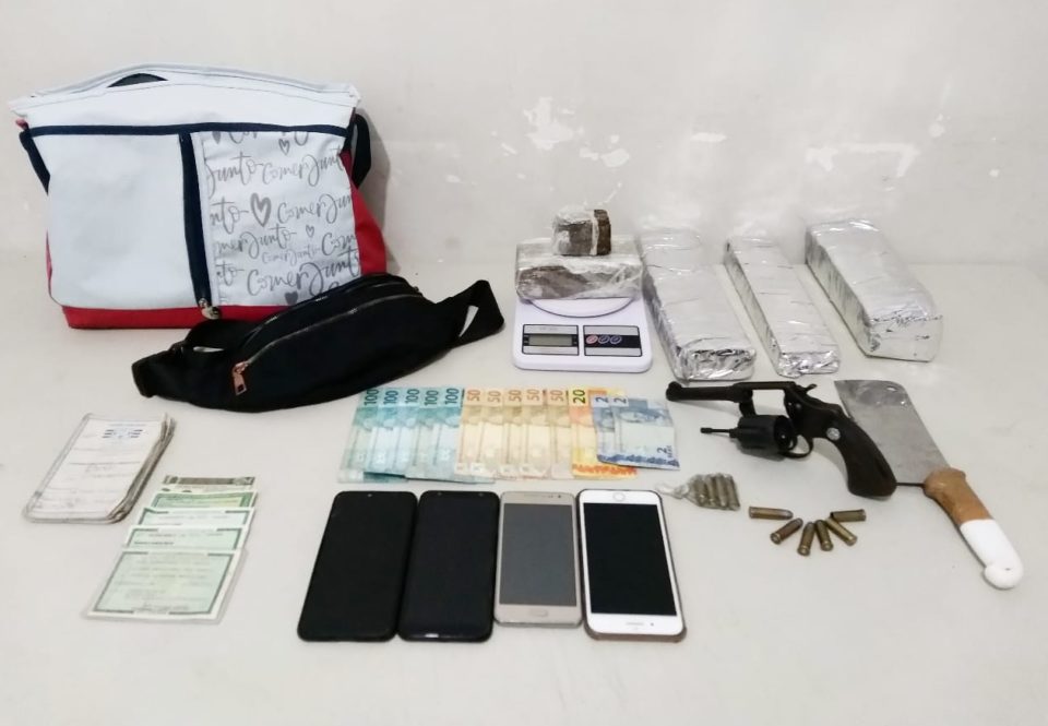 Rapaz atira contra policiais e acaba preso com arma e drogas