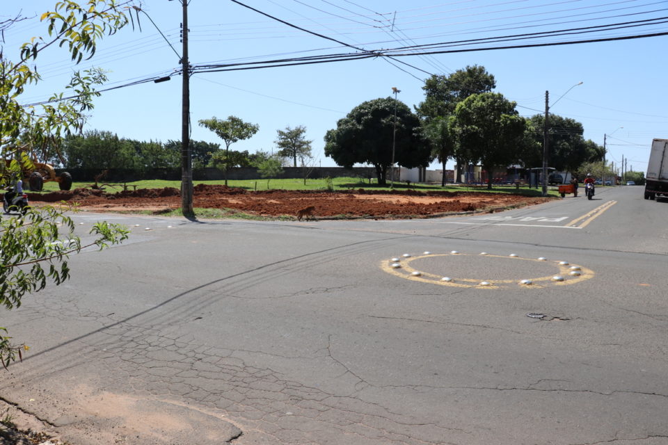 Prefeitura inicia construção de rotatória no Figueirinha