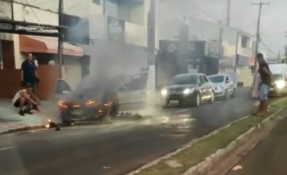 Incêndio destrói carro em avenida de Marília; veja o vídeo