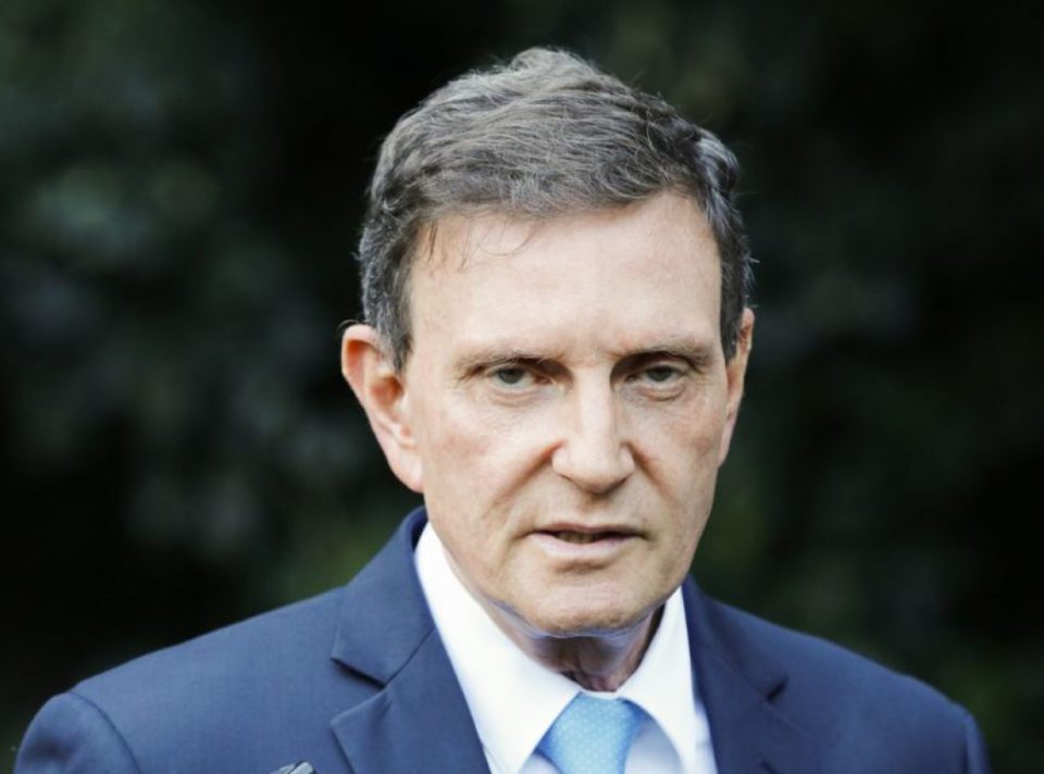 Crivella é alvo de buscas e tem o celular apreendido