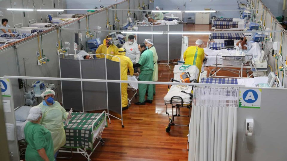 Após salvarem vidas, hospitais de campanha viram impasse