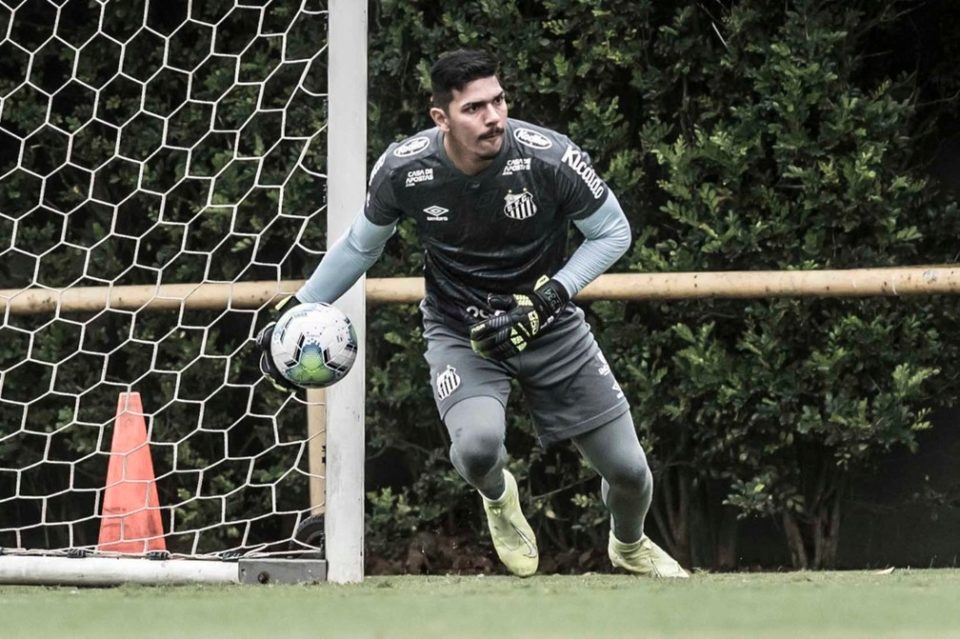 Goleiro João Paulo renova contrato com o Santos até 2025