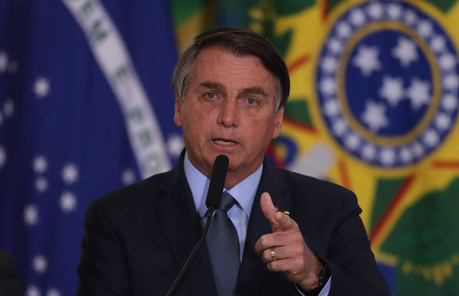 Bolsonaro prorroga mais uma vez corte de jornada e salário