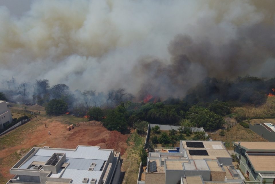 Bombeiros tentam conter incêndio há dois dias na zona Leste