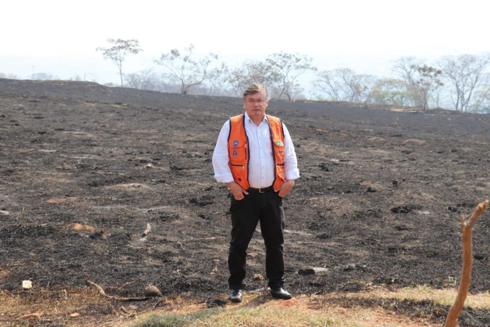 Prefeito visita área consumida pelo fogo na zona Leste