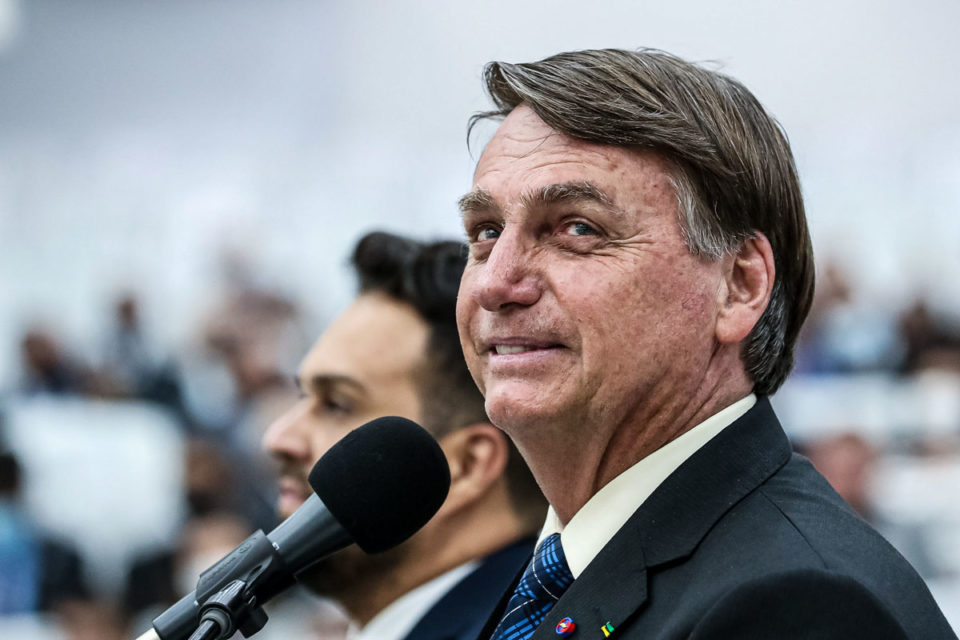 Bolsonaro diz que gostaria de participar mais das eleições