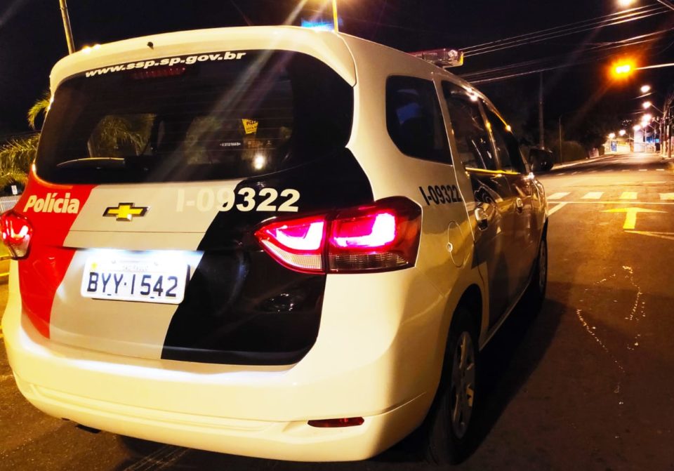 Mulher agride mecânico com socos e pauladas no Centro