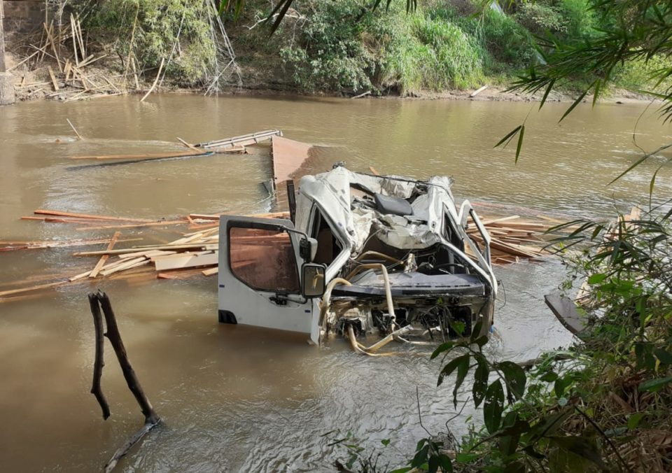 Motorista fica ferido após perder controle e cair em rio