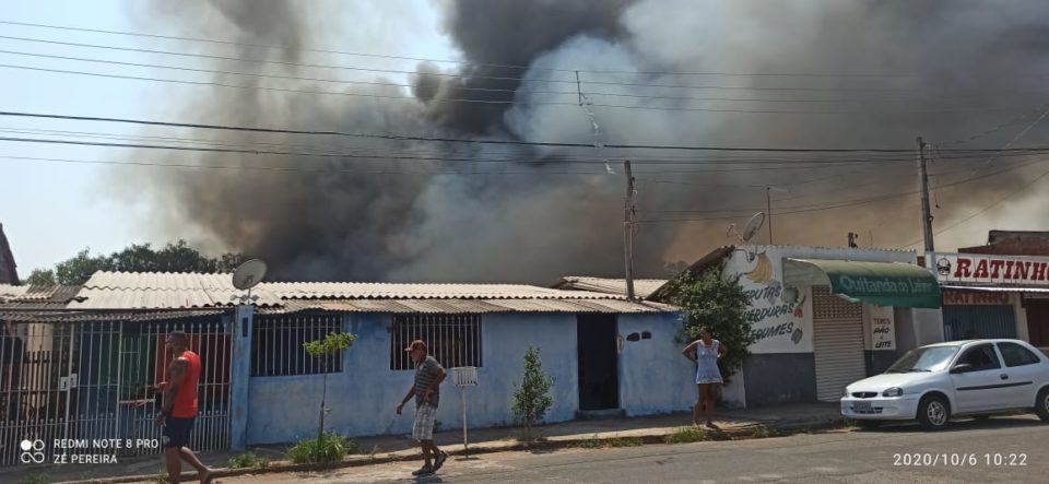 Fogo de grandes proporções atinge o Argollo Ferrão