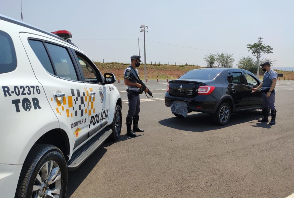Polícia recupera carro roubado na SP-333 em Marília
