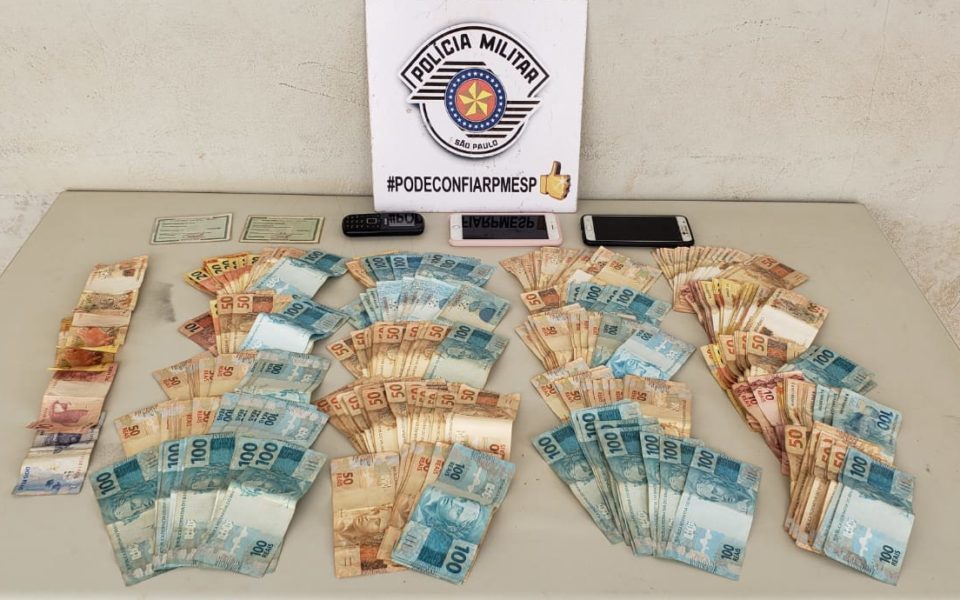 Mulher é presa com mais de R$ 20 mil do tráfico de drogas