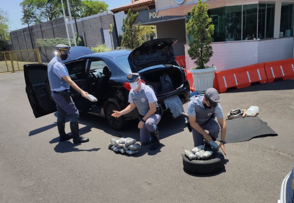 Homem é preso com pacotes de skunk na SP-333
