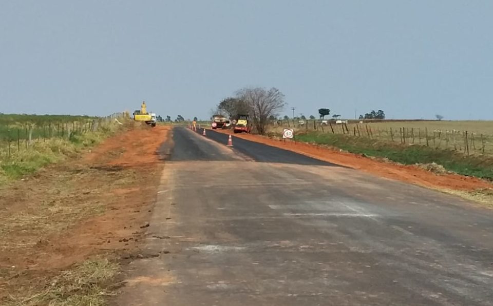 Prefeitura segue com recape da estrada vicinal de Avencas