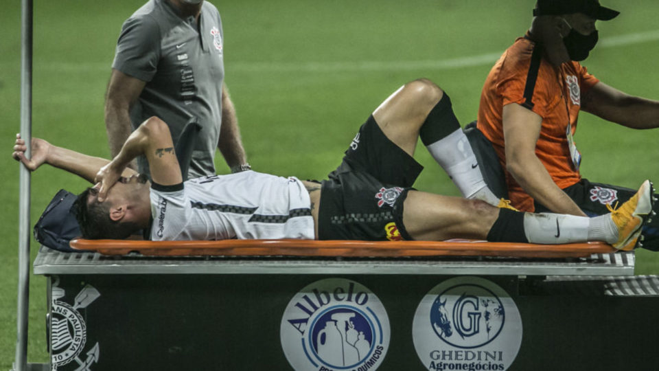 Danilo Avelar rompe ligamento do joelho direito