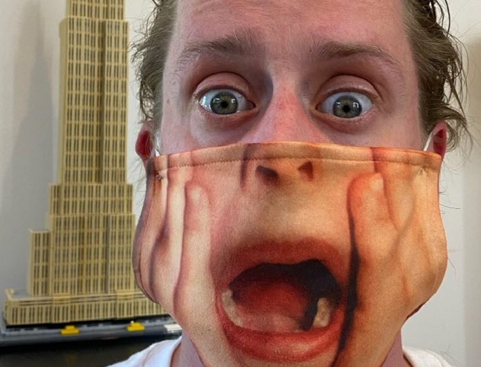 Macaulay Culkin usa máscara de ‘Esqueceram de Mim’