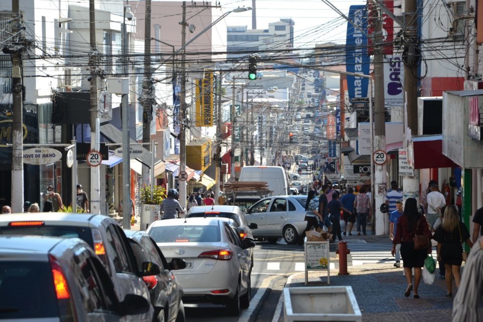 Comércio ganha permissão para uma hora a mais e tem novo horário