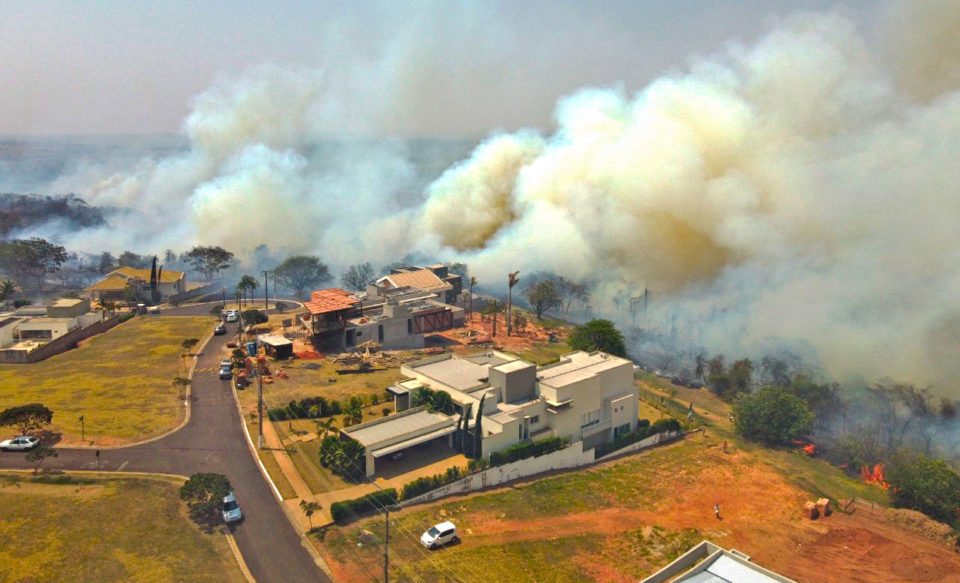 Incêndios atingem três regiões de Marília e chamas ameaçam casas