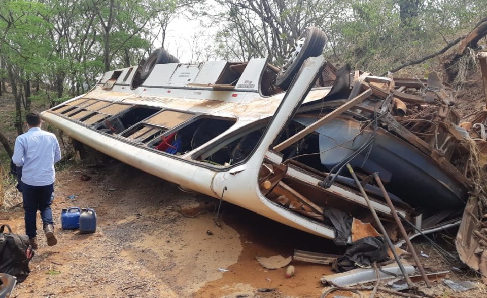 Ônibus com trabalhadores rurais tomba e deixa feridos