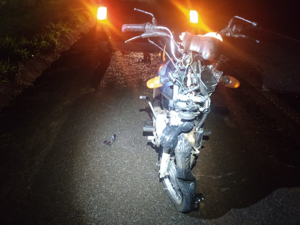 Acidente deixa motocicleta destruída e piloto fica ileso na região