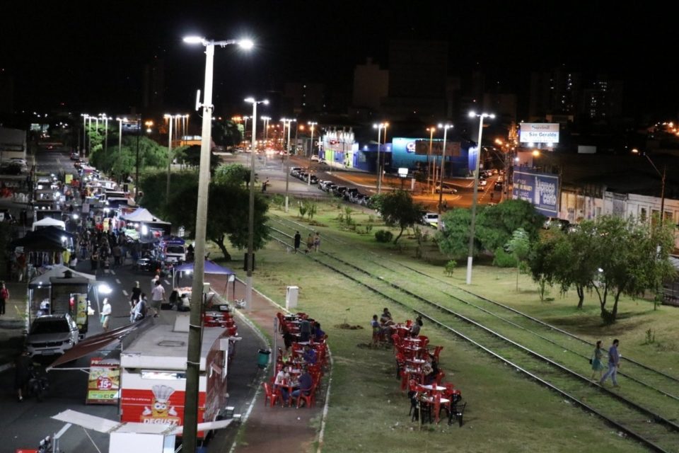 Feira noturna é beneficiada com nova iluminação de LED