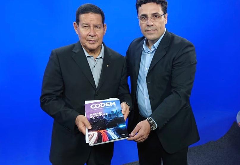 Juliano entrega livro do Codem para vice-presidente Mourão