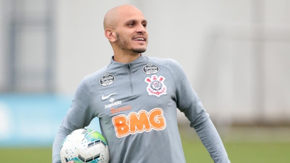 Lateral Fábio Santos está de volta ao Corinthians